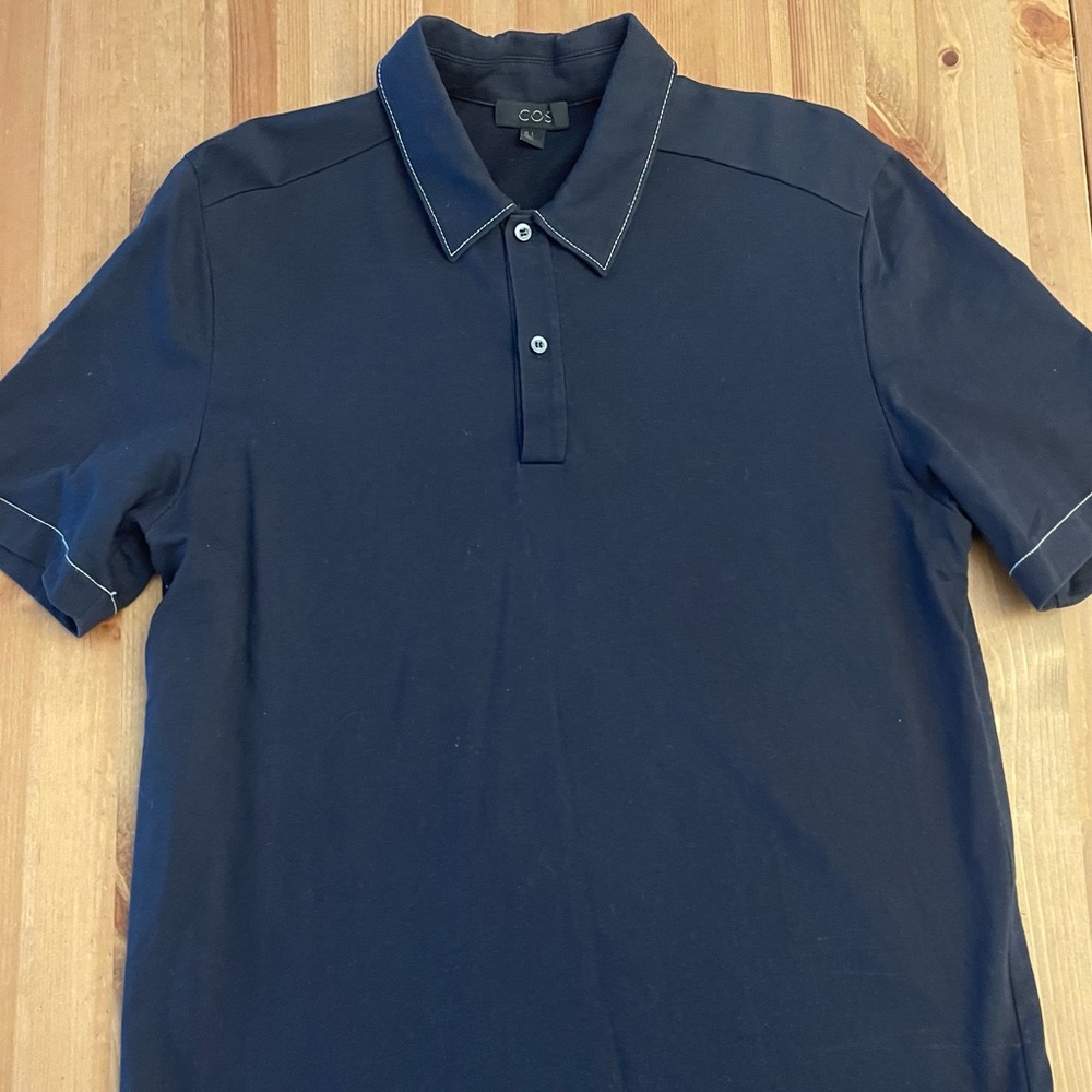 COS men’s navy blue polo shirt with white stitching, size small